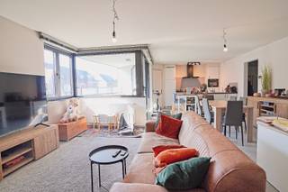 Dit prachtige appartement ligt op een ideale locatie, op wandelafstand van het centrum van Buggenhout en vlakbij diverse winkels.Het appartement...