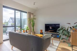 Instapklare duplex met hoogwaardige afwerking in hartje Tielen.<br /><br />In de recente residentie “Tielenhof” bevindt zich dit stijlvolle duplex dakappartement van maar liefst 138 m². Van zodra u binnenkomt, valt de aangename en open sfeer op. De leefruimte met parketvloer geniet dankzij de grote raampartijen van een overvloed aan natuurlijk daglicht en vormt samen met de open keuken een gezellige woonomgeving. Het aansluitende terras biedt een fijne plek om buiten te genieten.<br /><br />De moderne keuken werd volledig uitgerust met kwalitatieve toestellen en sluit naadloos aan op de woonruimte. Een praktische berging zorgt voor extra opslagruimte en beschikt over aansluitingen voor wasmachine en droogkast.<br /><br />Op de eerste woonlaag bevindt zich achteraan een ruime slaapkamer met warme parketvloer en een stijlvolle badkamer voorzien van een dubbel lavabomeubel en een comfortabele inloopdouche.<br /><br />De bovenverdieping omvat een bijzonder ruime slaapkamer onder het dakgebinte, wat zorgt voor een unieke en sfeervolle uitstraling. Aansluitend bevindt zich een tweede badkamer met inloopdouche, lavabo en toilet. Dankzij deze indeling geniet elke slaapkamer van haar eigen badkamer, een absolute meerwaarde voor koppels, gezinnen of gasten.<br /><br />Het appartement werd afgewerkt met duurzame, hoogwaardige materialen en verkeert in uitstekende staat. De combinatie van strakke architectuur, neutrale kleuren en kwalitatieve afwerking zorgt voor een tijdloos interieur dat onmiddellijk een gevoel van thuis creëert. Ook is gebruik gemaakt van moderne technieken; zonnepanelen, airco, … wat resulteert in een zeer energiezuinig E-peil.<br /><br />Verder beschikt het appartement over een ruime ondergrondse berging en een dubbele autostaanplaats, geschikt voor twee wagens of extra fietsenstalling. De koper is verplicht deze bij aan te kopen voor € 35.000,-.<br /><br />Residentie Tielenhof ligt op wandelafstand van de markt, winkels, openbaar vervoer en het station van Tielen, waardoor u geniet van een uitstekende bereikbaarheid en alle voorzieningen binnen handbereik.<br /><br />Troeven
<ul>
<li><span>Recent appartement (bouwjaar 2023)</span></li>
<li><span>Bruto oppervlakte van 138,41 m²</span></li>
<li><span>Lichtrijke leefruimte met schuifraam</span></li>
<li><span>2 ruime slaapkamers en 2 badkamers</span></li>
<li><span>Hoogwaardige afwerking met parketvloeren</span></li>
<li><span>Energiezuinig appartement met EPC-label A</span></li>
<li><span>Zonnepanelen, airco en ventilatiesysteem D</span></li>
<li><span>Ondergrondse berging en dubbele autostaanplaats</span></li>
<li><span>Centrale ligging nabij markt, winkels en station</span></li>
</ul>
Een instapklaar appartement voor wie op zoek is naar ruimte, comfort en een hoogwaardige woonkwaliteit op een centrale locatie in Tielen.<br /><br />Voor meer informatie of een bezoek ter plaatse:<br />📞 0496 51 10 10<br />✉️ christoffel@vastgoedpicavet.be<br /><br />