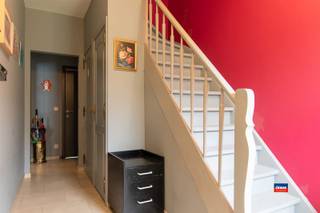 <p><span>HOBOKEN | GUNSTIG GELEGEN GEZINSWONING MET DRIE SLAAPKAMERS, ZOLDERKAMER EN TUIN OP EEN TOTALE GRONDOPPERVLAKTE VAN 168m² | EPC C |</span></p><p><span>Indeling als volgt: gelijkvloers: voortuin - inkomhal/traphal - toilet - wasplaats/bergplaats - leefruimte - open, volledig geïnstalleerde keuken - tuin.</span></p><p><span>Eerste verdieping: traphal - slaapkamer1 - slaapkamer2 - kinderkamer of bureau - badkamer met douche. </span></p><p><span>Tweede verdieping: zolderkamer te bereiken via vaste trap.</span></p><p><span>Droge kelder. Solide betonconstructie. Elektrische installatie conform het AREI en asbestveilig.</span></p><p><span>Deze woning is gunstig gelegen in een doodlopende straat in een aangename woonwijk.</span></p><p><span>Openbaar vervoer, scholen, winkels, openbaar zwembad en park Sorghvliedt liggen in de onmiddellijke omgeving. </span></p><p><span> </span></p>