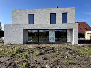 Deze nieuwbouwwoning is gelegen te Zande en bestaat uit: <br /><br />Gelijkvloers: inkomhal - gastentoilet - lichtrijke living met open ingerichte keuken - berging - bureau.<br /><br />Op 1ste verdieping: nachthal - afzonderlijk toilet - 3 slaapkamers - badkamer.<br /><br />troeven van deze woning: <br /><br />- rustige en centrale ligging, dichtbij Gistel en de kust<br />- energiezuinig<br />- kwalitatief en duurzaam afgewerkt<br />- 6% BTW mogelijk !<br /><br />EPC: Woning in aanbouw<br /><br />Prijs 530 000 € (exclusief registratierechten op de bouwgrond, exclusief BTW op de constructie, exclusief aansluitingskosten. Exclusief kosten landmeter, architect, .... ).