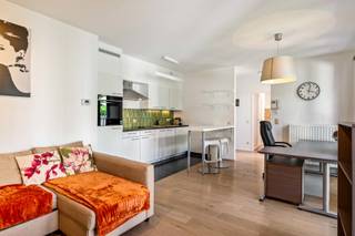 <p>Welcome to the vibrant city centre of Antwerp! This move-in-ready apartment is located just a stone’s throw away from numerous hotspots, including trendy coffee bars, restaurants, campuses, boutiques, and excellent public transport connections. Here, you will enjoy a unique blend of the charm of the historic city centre and the dynamism of modern urban living.</p>
<p>You enter through the entrance hall, which has been practically equipped with built-in wardrobes and a guest toilet. A high-quality parquet floor immediately creates a warm atmosphere and flows seamlessly into the sun-filled living area. The eye-catcher is undoubtedly the trendy open kitchen, featuring characteristic green tiles and fitted with high-quality appliances designed for everyday comfort. Furthermore, the apartment offers a spacious bedroom of 10.50 m² and, of course, a contemporary bathroom equipped with a bath/shower combination, washbasin with vanity unit, and a washer-dryer combination.</p>
<p>The ideal opportunity for those looking for a warm home or a smart investment in an absolute prime location!</p>
<p>Monthly costs: €102.66/month (including syndic, maintenance, insurance, electricity and water for the common areas, lift, etc.). The provision is charged quarterly with an annual settlement.</p>
<p>Technical details: Basement storage available! Ventilation system present, individual gas central heating via a condensing boiler, insulated walls, high-efficiency aluminium glazing. Ultra-fast Proximus fibre internet connection available.</p>
<p>Urban planning information pending and soil certificate available. The property is not located in a flood-risk zone (P- and G-score D). Renovation obligation does not apply. The property was built in 2012, therefore an asbestos certificate is not required.</p>