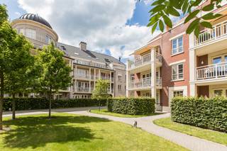 <p>Zeer ruim gelijkvloers appartement in Residentie "Augustijnenpark" met maar liefst 3 volwaardige slaapkamers en 2 badkamers.<br />Een woonoppervlakte van ca. 130m² en een privatieve tuin van ca. 400m², tevens rustig gelegen aan het Poelstraatje.<br /><br />Indeling en omschrijving:<u><br /></u>Ruime inkomhal met gastentoilet. Aan de rechterzijde komen we uit in de ruime leefruimte voorzien van grote raampartijen en aansluitend een open keuken en berging.<br />Vanuit de nachthal hebben we toegang tot de drie slaapkamers en een badkamer met douche en toilet. In de masterbedroom is er een dressingruimte voorzien en tevens een ruime badkamer met dubbele spoelbak en ligbad.<br />Buiten is er een verhard terras voorzien van ca. 15m². Daarnaast is er een grote tuin met graspartijen en helemaal rondom beukenhagen voorzien.<br /><br /><span>Extra info: Appartement op het gelijkvloers I gunstig gelegen I EPC 171 / (m² jaar) label B I infoplicht: Vg, Wg, Gvv, Gvkr, Gmo I watertoets: P-score: C I G-score: A.</span></p>