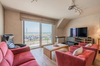 DUPLEX-APPARTEMENT MET ZEEZICHT EN TERRASSEN IN MARIAKERKE<br />In de Duinenstraat te Mariakerke bieden we u een instapklare en ruime duplex aan op de derde en vierde verdieping, met mooi zicht op zee.<br />Het appartement beschikt over een royale inkomhal met afzonderlijk toilet, een lichtrijke woonkamer met zicht op zee en toegang tot het terras, en een volledig ingerichte keuken met aansluitende berging (voorzien van wasmachine en droogkast). Op deze verdieping bevindt zich ook een slaapkamer met toegang tot een zonnig zuidgericht terras.<br />Op de bovenverdieping vindt u nog twee bijzonder ruime slaapkamers en een badkamer met ligbad/douchecombinatie.<br />In de residentie is er bovendien een garage aanwezig.
<ul>
<li>Oppervlakte: 144 m²</li>
<li>EPC: 273 kWh / label C</li>
<li>K.I.: € 1.370</li>
<li>Mogelijkheid tot aankoop van een garage in dezelfde residentie</li>
</ul>