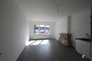 <p><span> </span></p><p><span>Tot in de puntjes gerenoveerd appartement (60m²) met 2 slaapkamers, overdekt terras en tuin op gunstige locatie in Merksem!</span></p><p><span> </span></p><p><span>Het pand is op wandelafstand gelegen van alle supermarkten, winkels en openbaar vervoer.</span></p><p><span>Verder is er een vlotte verbinding met in- en uitvalswegen, zodat u zich steeds vlot in alle windrichtingen weet te verplaatsen. </span></p><p><span> </span></p><p><span>Het appartement bevindt zich op het gelijkvloers van een kleinschalig gebouw van 2 hoog, dat in 2021 volledig gerenoveerd werd. De centrale verwarming is op gas. Verder beschikken alle ramen over dubbele PVC-beglazing. De meters voor gas, water en elektriciteit zijn individueel en !!er zijn geen gemeenschappelijke maandelijkse kosten.!! </span></p><p><span> </span></p><p><span>We betreden het appartement in een centrale hal (8 m²) waar we toegang hebben tot een opbergruimte voorzien van aansluiting voor de wasmachine en droogkast. Daartegenover de badkamer (4 m²). Deze is afgewerkt met een lavabomeubel, handdoekenradiator, ruime inloopdouche en toilet. Aan de achterzijde van de woning bevinden zich de 2 slaapkamers. Grote slaapkamer van 12 m². Kleine slaapkamer van 8m², deze ruimte biedt toegang tot het prachtig overdekte terras van 11m² en tuin van 48m². Vooraan situeert zich de leefruimte met open keuken in een mooie oppervlakte van 25 m². De keuken is voorzien van alle comfort: kookvuur, dampkap, spoelbak, in gebouwde oven en frigo met vriesvak.</span></p><p><span>Verder is er in de gerenoveerde kelder voor elk appartement een eigen opbergruimte voorzien die af te sluiten is. </span></p><p><span>Voor meer info of een gratis schatting surf naar </span><span><span>www.hansimmo.be</span></span><span>.</span></p><p><span> </span></p><p><span> </span></p>