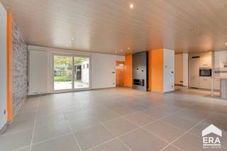 Ontdek deze instapklare woning aan de Stationsstraat 72 in Jabbeke – de perfecte plek voor wie op zoek is naar comfort, ruimte en een centrale ligging. Deze charmante gezinswoning met drie slaapkamers biedt alles wat u nodig heeft om meteen te genieten van een warme thuis.<p><br /></p><p><span>De ruime en lichtrijke leefruimte vormt het hart van de woning, ideaal voor gezellige avonden met familie of vrienden. De volledig uitgeruste keuken biedt alle moderne comfort en sluit naadloos aan op de leefruimte, waardoor koken en samenzijn hand in hand gaan. De woning beschikt verder over een praktische badkamer en twee aparte toiletten voor extra gebruiksgemak.</span></p><p><br /></p><p><span>Buiten is het puur genieten: de uitgestrekte tuin van maar liefst ±1.000 m² biedt tal van mogelijkheden – van ontspannen in de zon tot het creëren van een moestuin of speelruimte voor de kinderen.</span></p><p><br /></p><p><span>Dankzij de gunstige ligging nabij winkels, scholen en openbaar vervoer is dit de ideale starterswoning of een interessante opbrengsteigendom met groeipotentieel.</span></p><p><br /></p><p><span>Laat deze kans niet aan u voorbijgaan en plan vandaag nog uw bezoek!</span></p><p><span>Contacteer ons voor meer informatie of een bezichtiging.</span></p>