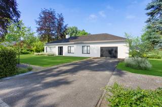 <span>Praktische gezinswoning met 3 slaapkamers, op een riant perceel van 2.656m².</span><br /><br /><span>INDELING</span><br /><br /><span>In deze woonst bevinden alle woonvertrekken zich op het gelijkvloers, omvattende:</span><br /><span>- inkomhal (6m²) met toilet </span><br /><span>- </span><span>woonkamer (41m²) met houtkachel & airco en aansluiting aan de veranda </span><br /><span>- keuken (16,5m²) ingericht met toestellen: inductiekookplaat, dubbele spoelbak, ijskast en microgolfoven<br /></span><span>Via de keuken is eveneens de veranda toegankelijk.<br /></span><span>- nachthal (8,6m²) met praktische vestiaire (2m²)<br /></span>- toilet <br /><span>- 3 slaapkamers (de hoofdslaapkamer is 17,5m² groot en heeft airco, de 2 overige slaapkamers zijn 13m² & 15,5m² en beschikken beide over praktische wandkasten)<br /></span>- <span>badkamer (8m²) met ligbad, douche, lavabomeubel en toilet </span><br /><br /><span>Een ruime veranda (26m²) is achteraan aangebouwd, met toegang tot het terras en de prachtige tuin. Deze is als in een sprookje: aangelegd met vijvers, wandelpaden en terrassen.<br /></span>Tevens bevindt zich hier een tuinhuis (12m²) en een houtopslagplaats (16m²).<br /><br /><span>De ruime, inpandige garage (50m²) heeft een automatische poort en is tevens toegankelijk via de nachthal.<br /></span>Hier bevindt zich de verwarmingsinstallatie.<br /><br /><span>De woning heeft een kruipkelder en de zolder is toegankelijk via een vliertrap.<br /><br /></span>DE 3D BEELDEN ZIJN ILLUSTRATIEF OM ANDER BEELD VAN DE WONING TE KRIJGEN<br /><br /><span>BIJZONDERHEDEN</span><br /><span>- dubbele beglazing PVC</span><br /><span>- EPC label E</span><br /><span>- verwarming op stookolie</span><br /><span>- warmtepomp koud/warm voor airco<br />- rolluiken & vliegenramen aan slaapkamers</span><br /><br /><span>POSITIEVE ASPECTEN</span><br /><span>- ruim perceel met prachtige tuin <br /></span>- woonst met veel potentieel<br /><br /><em>Stedenbouwk. inlichtingen in aanvraag</em><br /><br /><strong>Dit pand is onderworpen aan de renovatieverplichting van de Vlaamse overheid voor residentiële gebouwen (behoudens bij sloop binnen 5 jaar na de aankoop).</strong>