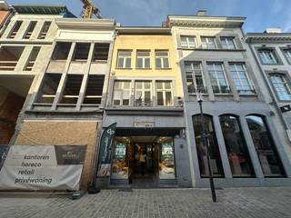 Dit ruime handelshuis van ca. 259 m² bevindt zich op een absolute topligging in het winkelhart van Hasselt. Gelegen in een exclusieve en...