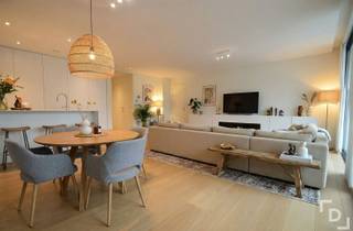 Dit luxe-appartement ligt op de Grote Markt van Poperinge. Vlakbij vind je alles op wandelafstand, zoals horeca-aangelegenheden, kleinhandel,...