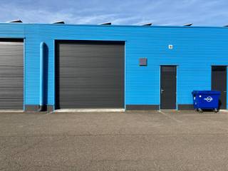 - magazijnruimte 290m²- moderne kantoorruimte- nabij oprit/afrit E313- voldoende parking- automatische sectionale poort (4 m hoog)- kantoorruimte met...