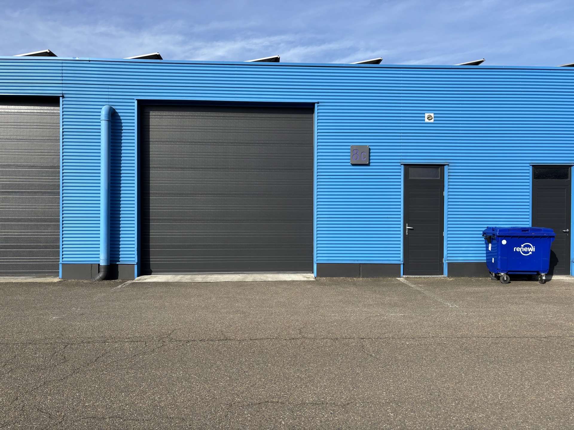 - magazijnruimte 290m²- nabij oprit/afrit E313- voldoende parking- automatische sectionale poort (4 m hoog)