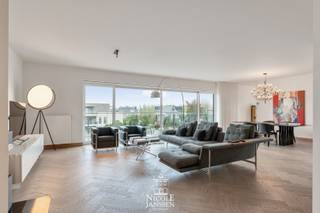 Wie kiest voor kwaliteit, kiest voor dit uitzonderlijke penthouse. Hier gaan luxe en comfort hand in hand. Elke ruimte ademt klasse, met...