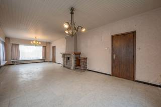 Deze te renoveren woning is gelegen op een ruim perceel met een loods. Het perceel biedt ook de mogelijkheid tot opsplitsen om een...