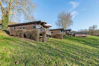 Op een fantastische locatie nabij Dinant bevindt zich dit vakantiehuisje met 2 slaapkamers. U bevindt zich hier midden in de natuur met tal van ontspanningsmogelijkheden nabij. <br /><br />Op naar de Belgische Ardennen! Aan de Maas, op de zonnige kant van een heuvel, ligt het gezellige vakantiepark Vallée Les Etoiles. Het is de perfecte plek om lekker te genieten! Maak fijne wandelingen of fietstochten door de groene omgeving, of kies voor een spannende mountainbikeroute. Na je avontuur kun je lekker ontspannen in dit knusse vakantiehuisje. Vanaf de veranda heb je een prachtig uitzicht. Het op het domein beschikbare verwarmde binnenzwembad, de speeltuin, de indoor speeltuin en de animatie zullen zeker in de smaak vallen bij de kinderen.<br /><br />Dit vrijstaande vakantiehuisje is geschikt voor 4 personen. In de gezellige woonkamer vind je een zithoek met een sfeervolle haard en een televisie en is ook een eethoek ingericht. De open keuken is van alle gemakken voorzien, zoals een filterkoffiezetapparaat, een koelkast met vriesvak, een combimagnetron, een vaatwasser en een waterkoker. Het chalet omvat 2 slaapkamers en een badkamer met een douche, een wastafel en een toilet. Buiten is er een omheinde veranda met tuinmeubilair en er is plek om 1 auto te parkeren nabij het huisje.<br /><br />Dit is een uitstekende opportuniteit als u op zoek bent naar een vakantiehuisje op een toplocatie nabij Dinant. Contacteer ons voor meer informatie op 0479/47.09.61 of neem een kijkje op www.boonstravastgoed.be .