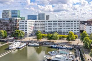 <strong>Royaal 2-slaapkamerappartement in het Koninklijk Entrepot</strong><br /><br />Op een bijzondere locatie aan het Eilandje, in het statige Koninklijk Entrepot, bevindt zich dit royale 2-slaapkamerappartement op de vierde verdieping. Het appartement dateert uit 2004 en combineert ruime leefvolumes, een inpandig terras en een kwalitatieve basis met heel wat potentieel voor verdere modernisering.<br /><br />Via de beveiligingsdeur komt u binnen in de ruime inkomhal, die toegang geeft tot de verschillende vertrekken van het appartement. Een mooie blikvanger is de authentieke eiken parketvloer, die vrijwel doorheen het volledige appartement werd doorgetrokken en voor een warme en uniforme uitstraling zorgt.<br /><br />De lichtrijke leefruimte geniet dankzij de grote raampartijen van veel natuurlijke lichtinval. Vanuit de woonkamer heeft u een aangenaam zijdelings en open uitzicht, met een glimp van het water en zicht richting de Antwerpse skyline, waaronder de Boerentoren en de Onze-Lieve-Vrouwekathedraal.<br /><br />Kenmerkend voor het Koninklijk Entrepot is het inpandige terras. De grote raampartijen kunnen volledig worden opengeschoven, waardoor het terras als het ware bij de leefruimte wordt betrokken en er een aangename overgang tussen binnen en buiten ontstaat.<br /><br />Aansluitend bevindt zich de ruime open keuken, volledig geïnstalleerd en voorzien van voldoende werk- en kastruimte. Achter de keuken ligt een praktische bijkeuken/berging met aansluitingen voor wasmachine en droogkast.<br /><br />Aan de rustige achterzijde bevinden zich twee volwaardige slaapkamers. De badkamer is uitgerust met een ligbad met douche, dubbele lavabo en handdoekradiator. Daarnaast is er een afzonderlijk toilet met handenwasser.<br /><br />Het appartement bevindt zich grotendeels nog in zijn oorspronkelijke uitvoering uit 2004 en kan op verschillende vlakken een opfrissing gebruiken. De royale indeling, grote raampartijen en vooral de doorlopende eiken parketvloer vormen echter een kwalitatieve basis om het appartement verder naar eigen smaak te moderniseren.<br /><br />Ook energetisch scoort het appartement goed met een EPC-label B. In de leefruimte zijn bovendien zonnescreens aanwezig. Een privatieve kelderberging is inbegrepen.<br /><br />Een ondergrondse autostaanplaats is verplicht bij aan te kopen aan €40.000.<br /><br />De ligging aan de Entrepotkaai combineert rustig wonen met de levendigheid van het Eilandje. Het Willemdok, MAS, de jachthaven en het ruime aanbod aan restaurants en terrassen bevinden zich op wandelafstand, terwijl ook het historische centrum vlot bereikbaar is.<br /><br />Een ruim en karaktervol appartement met twee slaapkamers, inpandig terras en een sterke kwalitatieve basis, voor wie op zoek is naar ruimte en potentieel op een bijzondere locatie aan het Eilandje.<br /><br />Voor meer informatie of een bezoek kunt u contact opnemen met Xander via 0497 18 10 84 of xander@reds.be.