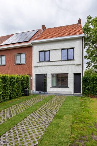 Volledig gerenoveerde gezinswoning met 3 slaapkamers op een perceel van 300 m²<br /><br />Gelijkvloers:<br />- Inkomhal met gastentoilet en handenwasser<br />- Open leefruimte met zicht op de tuin<br />- Moderne keuken met eethoek, voorzien van een inductiekookplaat met geïntegreerde afzuiging, vaatwasser, koelkast en combi-oven<br />- Praktische ruimte met weggewerkte aansluitingen voor wasmachine en droogkast, die tevens kan dienen als bureau of speelkamer<br />- Droge kelder<br /><br />Eerste verdieping:<br />- Twee ruime slaapkamers<br />-Luxueuze badkamer met inloopdouche, dubbele wastafel, toilet en handdoekradiator<br /><br />Tweede verdieping:<br />- Ruime slaapkamer die eventueel kan worden opgedeeld in twee slaapkamers<br /><br />Tuin:<br />- Onderhoudsvriendelijke tuin met twee ruime zonneterrassen<br />- Afzonderlijke toegangsdeur voor fietsen en vuilnisbakken<br /><br />Bijzonderheden:<br />- Volledig gerenoveerd met kwalitatieve en duurzame materialen<br />- Onmiddellijk beschikbaar<br />- EPC-label B: 144 kWh/m² jaar<br />- Elektrische installatie conform de geldende normen<br />- Vloerverwarming op het gelijkvloers<br /><br />De woning werd nog niet geschilderd, zodat u deze volledig naar eigen smaak kunt afwerken en inrichten.<br /><br />Kortom, een instapklare en ruime gezinswoning op een gunstige locatie nabij belangrijke invalswegen!<br /><br />Extra informatie:<br />Bewoonbare oppervlakte: 195 m²<br />Perceeloppervlakte: 300 m²<br />Bouwjaar: 1962<br />Asbestattest: asbestveilig