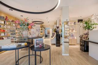 Het handelspand (228m²): Een lichtrijke winkelruimte met grote etalage, volledig gerenoveerd in 2017. Ideaal voor retail, een vrij beroep of praktijkruimte. Voordeel is dat er nu 6 aparte kabines zijn die voor veel doeleinden gebruikt kunnen worden.De AppartementenEerste Verdiep (150 m²): Een luxueus gerenoveerd appartement met 3 slaapkamers, badkamer, ingemaakte kasten en een fenomenaal zonneterras van 12 m².Tweede verdiep (100 m²): Een instapklaar appartement met 2 slaapkamers en een stijlvolle badkamerAlle drie de niveau's beschikken ook over airco.Een Strategische Investering Dit pand biedt een unieke mix van onmiddellijke en gegarandeerde inkomsten:Directe opbrengst: Het bovenste appartement is reeds stabiel verhuurd.Directe opbrengst: Het appartement op het tweede verdiep (met nieuwe keuken) kan onmiddellijk verhuurd worden.Toekomst: Het handelspand is beschikbaar uiterlijk op 01/07/2027. Tenzij anders wordt overeengekomen.Dit is een zeldzame opportuniteit met diverse inkomstenstromen op een A-locatie.EPC: 112 kWh/m² / UC: 2349357EPC: 155 kWh/m² / UC: 3101837EPC KNR: B / UC: 3717137