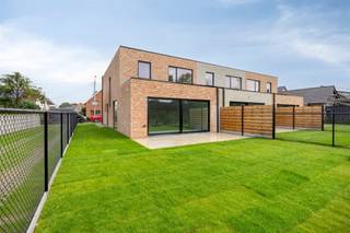 <p><span>Nieuwbouwwoning (halfopen bebouwing) met 3 slaapkamers, bureau en garage in Keerbergen</span></p><p><span>In de Veldstraat in Keerbergen bevindt zich deze moderne nieuwbouwwoning (halfopen bebouwing) die comfort, een praktische indeling en hedendaagse architectuur combineert. De woning is ideaal voor wie op zoek is naar een energiezuinige en instapklare gezinswoning in een rustige omgeving.</span></p><p><span>Bij het betreden van de woning komt u in de inkomhal met toilet. Op het gelijkvloers vindt u daarnaast een bureau of polyvalente ruimte, perfect voor thuiswerk, en een inpandige garage. De lichtrijke leefruimte met open keuken vormt het centrale punt van de woning en biedt via grote raampartijen toegang tot het terras en de private tuin, waar u in alle rust kan genieten van het buitenleven.</span></p><p><span>Op de verdieping bevinden zich 3 volwaardige slaapkamers, een badkamer en een berging.</span></p><p><span>Dankzij het recente karakter en de hedendaagse bouwtechnieken geniet u van een comfortabele en energiezuinige woning met een doordachte indeling.</span></p><p><span>Troeven van de woning:</span></p><ul><li><span>Nieuwbouwwoning (halfopen bebouwing)</span></li><li><span>3 slaapkamers</span></li><li><span>Bureau op het gelijkvloers (ideaal voor thuiswerk)</span></li><li><span>Inpandige garage</span></li><li><span>Tuin met terras</span></li><li><span>Moderne architectuur en lichtrijke leefruimtes</span></li><li><span>Rustige ligging in Keerbergen</span></li></ul><p><span>Verkoop onder BTW-stelsel (21%) op de constructie en registratierechten (12%) op de grondwaarde.</span></p><p><span>Voor meer inlichtingen of een bezoek kan u terecht via Hendrik@factumvastgoed.be of op het nummer 0472/22.22.04.</span></p><p><span> </span></p>