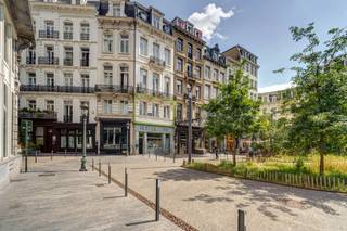 Interested? Plan your visit yourself via our online calendar.
Questions? Feel free to contact Wim Verhaegen at wim@copandi.be or +32 495 10 90 47.
Located on the lively Fontainas Square, right in the heart of Brussels, this bright and pleasant first-floor apartment is an ideal investment opportunity. With a spacious bedroom, an open living area, and a large terrace, it offers everything for comfortable city living.
The apartment is currently rented at €1,500, generating a gross yield of 6%!
Upon entering, you’ll find a central hall of 10 m² that connects to all the rooms. The bright living room of 21 m² flows into an open kitchen (9 m²), creating a warm and open atmosphere. The apartment also includes a spacious 20 m² bedroom and a modern bathroom of 12 m². There are also 2 separate toilets (1 m² each) and an additional entrance hall at the front door (1 m²). A large 18 m² terrace is a true highlight, offering an oasis of calm right in the city centre.
This apartment combines peace, comfort, and urban dynamism in a unique way. Discover it yourself at 6 Fontainas Square, Brussels!
✅ Very central location on Fontainas Square
✅ Spacious living area with open kitchen
✅ Large bedroom and separate bathroom
✅ Bright apartment with a beautiful terrace
✅ Perfect as an investment