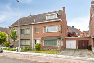 Ben je op zoek naar een goed onderhouden gezinswoning met karakter en een herkenbare Vlaamse uitstraling?Deze solide halfopen woning biedt een...