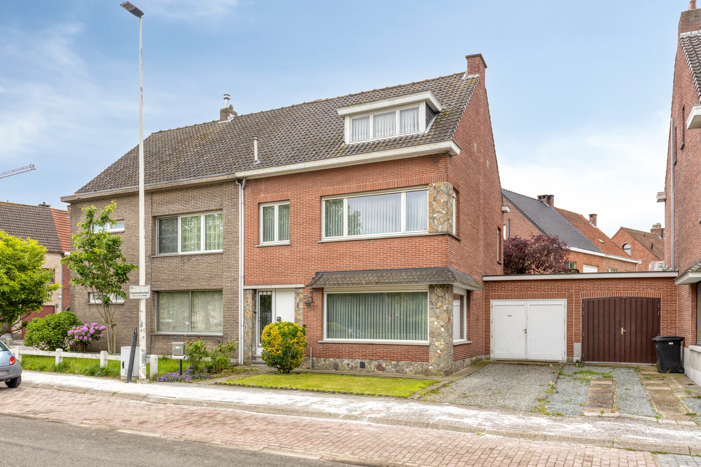 Klassieke halfopen gezinswoning met 3 slaapkamers, tuin en garage - photo 1