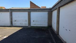Garagebox nr. 13 aan de Brugsesteenweg 107 te Kortrijk: een handige plek voor je wagen of extra spullen, veilig en makkelijk bereikbaar.<br /> 