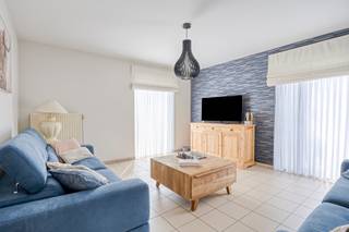 Deze instapklare gezinswoning is gelegen in de doodlopende straat Puntstraat in Geel. Door zijn ligging zijn de omliggende gemeenten alsook de E313 vlot bereikbaar. Verder beschikken we over verschillende voorzieningen in de nabije omgeving.<br /><br />Indeling:<br />We betreden de woning via de inkomhal met vestiaire en apart gastentoilet. Aansluitend bevindt zich een ruime en lichtrijke eet- en leefruimte die naadloos overgaat naar de volledig uitgeruste open keuken met gezellige ontbijthoek. Achterliggend is er een praktische berging voorzien van een koelkast, een diepvries en de nodige aansluitingen voor een wasmachine en een droogkast. De berging biedt tevens de toegang tot de garage.<br /><br />De eerste verdieping brengt ons 3 volwaardige slaapkamers, een bureauruimte en een badkamer uitgerust met een ligbad, een douche en een wastafel.<br /><br />Tot slot beschikt de woning over een zeer verzorgde en fraai aangelegde tuin met siervijver waar u in alle rust en privacy kan genieten van een groene en rustige omgeving. Als extra troef bevindt de woning zich op wandelafstand van het Albertkanaal. Ideaal gelegen voor wandel-, fiets- en visliefhebbers.<br /><br />Extra:<br />- Gunstig EPC-label: C<br />- Ruime carport<br />- Rustige omgeving<br /><br />Voor meer info of een bezoek contacteer ons via info@vastengoed.be of via 014/72 73 74.<br /><br />Wenst u een gratis schatting van uw eigendom? Contacteer ons via 014/72 73 74.