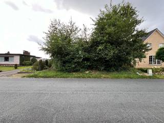 Bouwgrond voor open bebouwing in woongebied met landelijk karakter op een perceel van 4a93ca. Gelegen in een zeer rustige en familiale woonwijk...
