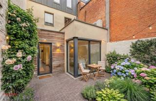 <p><span>In </span><span>één van de meest gegeerde en mooiste straten van Merksem</span><span> bevindt zich deze </span><span>uitzonderlijke herenwoning met unieke, architecturale gevel</span><span> die klasse en karakter uitstraalt. </span></p><p><span> </span></p><p><span>De woning werd </span><span>volledig gerenoveerd met hoogwaardige materialen</span><span> en is tot in de puntjes afgewerkt — </span><span>instapklaar en klaar om een gezin thuis te laten komen</span><span>.</span></p><p><span> </span></p><p><span>De </span><span>ruime en gezellige leefruimte</span><span> vormt samen met de </span><span>luxueuze, volledig uitgeruste keuken</span><span> het hart van de woning. Dankzij de directe verbinding met de </span><span>zonnige, onderhoudsvriendelijke stadstuin</span><span> ontstaat een heerlijke leefomgeving waar het hele gezin kan genieten van gezellige momenten met vrienden en familie.</span></p><p><span> </span></p><p><span>Met </span><span>drie royale slaapkamers</span><span> biedt deze woning eigen ruimte voor elk gezinslid, een thuiswerkplek of logeerkamer. De </span><span>stijlvolle badkamer</span><span> zorgt voor aangenaam extra comfort.</span></p><p><span> </span></p><p><span>Extra troeven zoals een droge kelder, </span><span>privatieve parking voor de deur met laadpaal</span><span> en </span><span>zonnepanelen</span><span> verhogen het dagelijkse gemak en maken de woning bovendien energiezuinig en toekomstgericht.</span></p><p><span> </span></p><p><span>Een </span><span>zeldzame combinatie van luxe, ruimte en gezinsvriendelijk wonen</span><span> op een absolute toplocatie in Merksem.</span></p><p><span> </span></p><p><span>Word jij de gelukkige eigenaar van deze warme thuis?</span></p><p><span>Contacteer ons vandaag nog!</span></p><p><span><span>Sofie@sinjoor.be</span></span><span> of 03/646.66.55</span></p><p><span> </span></p>