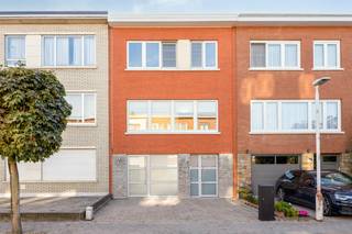 Deze schitterende woning werd tot in de puntjes verzorgd en vernieuwd, klaar voor de nieuwe bewoner(s)! Bent u op zoek naar een nette woning nabij het centrum van Kapellen met een extra ruimte voor een inwonend familielid, een bureau, een hobby of vrij beroep? Dan is deze woning zeker en vast iets voor u. <br /><br />De woning is toegankelijk via de voordeur met inkomhal en gastentoilet aan de rechterzijde of via de voordeur van de riante polyvalente ruimte van maar liefst 60m² aan de linkerzijde. De vaste kast biedt heel wat stockagemogelijkheden en is voorzien van een spoelbak.<br /> <br />De Zuid-West tuin met vijvertje en tuinhuis is bereikbaar via het gelijkvloers of via de trap van het aangelegd dakterras van 20m². Zomers ontbijten, apero-momentjes, zalig vertoeven in eigen tuin! <br /><br />Verder op de eerste verdieping de leefruimte (ca. 45m²) met een volledig geïnstalleerde, open keuken. <br />Op de tweede verdieping zijn er 3 slaapkamers (ca.14, 13 en 7m²) en een mooie badkamer voorzien van een dubbel lavabomeubel, bad met douchescherm, toilet en aansluitingen voor was- en droogautomaat. <br /><br />DIVERSE:<br />- CV op gas<br />- zonnepanelen <br />- volledige renovatie <br />- gunstig EPC label B <br /><br />Bekijk onze website voor de AI studio en ontdek de verschillende mogelijkheden van dit pand. <br /><br />Heeft u interesse in deze prachtige woning te koop in Kapellen? Ontdek dit huis te koopt via Dewaele Vastgoed Kapellen, Hoevensebaan 25, 2950 Kapellen - 03 666 66 66 - kapellen@dewaele.com<br /><br />Bestuursmaatregelen in het maatregelenregister: nee
