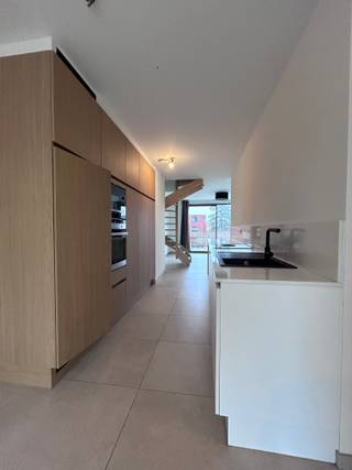 Dit duplexappartement omvat 1 slaapkamer, een badkamer met inloopdouche, een uitgeruste keuken en een terras. Dankzij de centrale ligging...