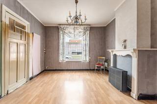 Deze halfopen woning biedt een uitstekende opportuniteit voor wie op zoek is naar een renovatieproject op een centrale ligging.
Op het gelijkvloers beschikt de woning over een gezellige zithoek, een aparte eetplaats, een keuken en een badkamer. Vanuit de leefruimte heeft u zicht op de aangename tuin, die opnieuw tal van mogelijkheden biedt.
Op de eerste verdieping bevinden zich twee slaapkamers. Via een vaste trap bereikt u de zolderverdieping, die extra opslagruimte biedt of verder kan worden ingericht volgens uw wensen.
Ben jij op zoek naar een woning die je volledig naar jouw smaak kunt renoveren en inrichten? Dan is dit jouw kans!
Contacteer Hyboma en plan uw bezoek in.