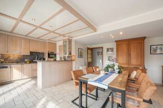 Uitstekend gelegen hoekappartement met twee slaapkamers, centraal in het gezellige Wenduine, op de hoek van de Graaf Jansdijk en de Floorhelling. Dankzij deze toplocatie bevinden winkels, openbaar vervoer, het strand en de zeedijk zich op wandelafstand.<br /><br />Indeling als volgt: inkomhal, woonkamer met open en geïnstalleerde keuken, berging, 2 slaapkamers en badkamer met douche, ligbad, wastafel en toilet. Het zonnige, zuidgerichte terras biedt een aangenaam uitzicht. Zijdelings zeezicht vanuit de masterbedroom. Bovendien beschikt het appartement over een private kelderberging op niveau -1. De verwarming gebeurt via elektrische accumulatieverwarming. Appartement op heden verhuurd op jaarbasis.<br /><br />Voor meer informatie of een bezoek ter plaatse aarzel niet en bel Gaëlle op het nummer 0479 17 17 17.