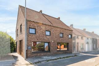 In de Zandvoordsestraat 201 te Oudenburg bevindt zich deze verrassend ruime halfopen bebouwing, ontstaan uit de samenvoeging van twee woningen tot één comfortabele gezinswoning. Tussen 2009 en 2015 onderging de woning een grondige renovatie, waardoor ze vandaag een mooie combinatie biedt van ruimte, functionaliteit en hedendaags wooncomfort. ✨<br /><br />Via de inkomhal betreedt u de woning, waar u meteen wordt verwelkomd door een praktische en doordachte indeling. Op het gelijkvloers bevinden zich een gastentoilet, een gezellige woonkamer en een ruime keuken, die dankzij de aangename aanbouw een open en lichtrijke leefomgeving creëren. Verder beschikt de woning over een praktische berging, een technische berging en een bureau, ideaal voor wie van thuis uit werkt of op zoek is naar een extra hobbyruimte. 🍽️🛋️💻<br /><br />Op de eerste verdieping bevinden zich drie volwaardige slaapkamers en een badkamer, perfect afgestemd op de noden van een gezin. De tweede verdieping biedt nog een vierde slaapkamer en een ruime zolder, ideaal als extra bergruimte of voor verdere invulling volgens uw wensen. 🛏️<br /><br />Dankzij de ruime indeling, de vele functionele ruimtes en de uitgevoerde renovaties is deze woning uitermate geschikt voor gezinnen die op zoek zijn naar een instapklare woning met voldoende plaats voor het hele gezin.<br /><br />Kortom, een verrassend ruime woning met een praktische indeling, vier slaapkamers en een bureau, gelegen op een vlot bereikbare locatie in Oudenburg. Een ideale thuis voor wie ruimte en comfort weet te appreciëren. 🌟<br /><br />