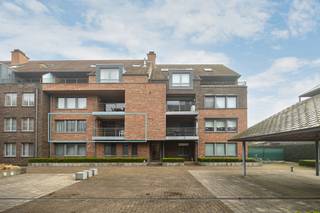 3 slpk app. (123m²) in centrum Herentals met o.a. zuidwest georiënteerd terras, kelderberging, garagebox en gunstig EPC B-label (122 kWh/m²)...