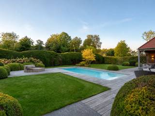 C'est sur un double terrain exceptionnellement spacieux, à quelques pas du centre de Sluis, que se trouve cette villa exclusive où le luxe, le confort et les finitions haut de gamme occupent une place centrale. L'architecture épurée, l'agencement bien pensé et les espaces extérieurs magnifiquement aménagés offrent une expérience de vie unique.<br /><br />Le vaste espace de vie baigne dans la lumière naturelle et s'ouvre naturellement sur la cuisine ouverte et entièrement équipée, qui offre une vue magnifique sur le jardin. À l'extérieur, la piscine chauffée constitue le point central incontestable, entourée d'une terrasse couverte pleine de charme et d'un bar élégant : le cadre idéal pour se détendre ou recevoir des invités.<br /><br />Sur le plan pratique également, la maison se distingue. Les nombreux placards encastrés, l’arrière-cuisine fonctionnelle et le garage intégré pour deux voitures offrent un confort de vie exceptionnel. De plus, le terrain dispose de quatre places de parking supplémentaires<br /><br />Au premier étage se trouvent deux chambres spacieuses, un dressing et deux salles de bains luxueuses. Le dernier étage offre un vaste espace polyvalent qui peut facilement être aménagé en deux chambres supplémentaires, un bureau ou tout autre espace de vie fonctionnel.<br /><br />À l'arrière de la parcelle se trouve un pool house entièrement aménagé, doté d'un accès indépendant. Cet espace élégant est équipé d'un bar, d'un coin repas et d'un débarras, et constitue l'endroit idéal pour recevoir famille et amis dans le plus grand confort.<br /><br />Une villa d'exception alliant espace, luxe et intimité, dans un cadre unique.<br /><br />N’hésitez pas à nous contacter pour plus d’informations : tél. : 050 62 44 14 ou via knokke@immax.be
