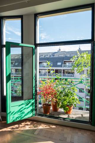 Het gevoel van een herenhuis op de vijfde verdieping.<br /><br />Kijkdagen 2 en 3 oktober, op afspraak: https://calendly.com/grotesteenweg21/new-meeting of WhatsApp 0473 42 47 74.<br /><br />Hoge plafonds, authentieke details en royale woonvolumes geven dit Art Déco-appartement karakter. Veel daglicht, verre zichten, twee ruime slaapkamers, lift, balkon en overdekt terras.<br />124 m² volgens EPC; 136 m² inclusief buitenmuren.<br />Gerenoveerd in 2022 · EPC C · elektriciteit conform · asbestveilig · geen renovatieplicht.<br /><br />Wonen met karakter<br />De eigenaar, zelf architect, ontwierp keuken en badkamer. De moulures werden gerestaureerd, het terrazzo hersteld en doorgetrokken tot op het terras. Het originele parket bleef behouden; de radiatoren werden gezandstraald en gelakt. Plafonds: 3,06 m.<br /><br />Indeling<br />Inkomhal met apart toilet en berging. Woonkamer, eetkamer en keuken lopen in elkaar over. Een gang leidt naar de badkamer met ligbad en douche en twee ruime slaapkamers achteraan. Balkon: 2 m² (NO); overdekt terras: 5 m² (ZW).<br /><br />Het gebouw<br />Berchem Palace, boven Campo & Campo, werd in 1928 ontworpen door François Dens en is vastgesteld bouwkundig erfgoed. Rustig gebouw met 12 appartementen en fijne buren. Achtergevel recent geïsoleerd en gerenoveerd; terrassen en balustrades vernieuwd. Lift, droge privatieve kelder van 11 m² en eigen warmwaterboiler op gas.<br />Kosten: € 85/maand + € 165/maand voor de verwarming van het appartement (gasinstallatie met vernieuwde ketel).<br /><br />De buurt<br />Tramhalte De Merode voor de deur; station Berchem op een kwartier wandelen. Albert Heijn, Aldi, De Barn en koffiebars Funk, Betty en Notti op wandelafstand. Albertpark, Harmoniepark en de winkels bij Brouwerij De Koninck vlakbij. Klein Berchem, op de De Koninck-site, is in aanbouw met nieuwe handelszaken en buurtvoorzieningen.<br /><br />Biedingen<br />Per e-mail tot 7 oktober om 20u. Alle biedingen worden daarna samen bekeken.