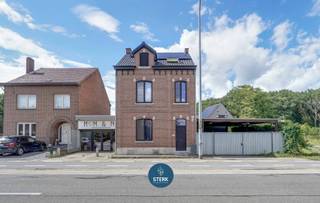 VEELZIJDIGE WONING MET HANDELSRUIMTE (448 m²) OP EEN ZICHTLOCATIE TE REKEM ! <br /><br />We vinden deze halfopen woning met een bewoonbare oppervlakte van 448 m² terug op een perceel van 8a 28ca te Rekem-Lanaken. <br /><br />Voor meer informatie, neem zeker een kijkje op onze website via de volgende link:<br />https://www.sterkvastgoedmakelaars.be/detail/te-koop-woning-lanaken/7635680?dosearch=True&flowstatus=ForSale,ForSaleReserved,ForSaleWithBid,ToCompleteForSale,SoldUnderReserve,Sold&pageindex=1&pagesize=12&searchpage=ForSale&sortdirection=DESC&sortfield=pub_flowstatus&transactiontype=Sale
