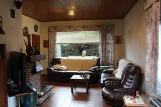 Deze op te frissen open bebouwing bevindt zich op een perceel van ongeveer 660m² en omvat: inkomhal, ruime leefruimte met openhaard, keuken,...