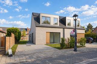 Instapklare en energiezuinige nieuwbouw (E22) in een rustige wijk te Berendrecht!<br />Zoekt u een moderne gezinswoning met alle comfort? Deze hoogwaardige halfopen bebouwing met 3 slaapkamers en tuin combineert een rustige ligging met de nabijheid van winkels, scholen en openbaar vervoer.<br />De indeling:<br />• Gelijkvloers: Inkomhal met gastentoilet, ruime berging (wasmachineaansluiting), een lichte woonkamer met volledig geïnstalleerde open keuken en een groot schuifraam naar de tuin en het terras. Daarnaast is er een flexibele kamer op het gelijkvloers (slaapkamer of bureau).<br />• Eerste verdieping: 2 gezellige slaapkamers, een ingerichte badkamer (douche, toilet, lavabo) en een extra berging.<br />• Zolder: Kleine bergzolder via uitschuiftrap.<br />Belangrijke troeven:<br />• Extreem energiezuinig: E-peil <30 (E22), ventilatiesysteem C en zonnepanelen.<br />• Duurzaam afgewerkt met aluminium ramen (dubbel glas), groen dak en een regenwaterput.<br />• Elektriciteit is volledig conform<br />• Verkoop onder 21% BTW (nieuwbouw).<br />Bezoek inplannen? Bel 03 568 03 03 of mail naar info@vastgoed03.be.