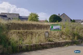 <p><span>In het rustige Genoelselderen, een deelgemeente van Riemst, vindt u deze bouwgrond voor open bebouwing met een oppervlakte van 4a36ca terug. De bouwgrond wordt verkocht met goedgekeurde plannen en ligt op enkele minuten verwijderd van de E313. In de nabije omgeving vindt u supermarkten, scholen en voorzieningen voor openbaar vervoer terug. Daarbij heeft de bouwgrond een centrale ligging t.o.v. omliggende gemeentes Bilzen-Hoeselt en Tongeren-Borgloon. </span></p><p><span> </span></p><p><span>Pluspunten van de bouwgrond:</span></p><p><span>- De bouwgrond wordt met goedgekeurde plannen verkocht; meer informatie hieromtrent kan u via onderstaande contactgegevens verkrijgen; </span></p><p><span>- de bouwgrond ligt in een residentiële woonwijk in het landelijke Genoelselderen; </span></p><p><span>- supermarkten, scholen en voorzieningen voor openbaar vervoer bevinden zich in de nabije omgeving; </span></p><p><span>- autosnelweg E313 op enkele minuten verwijderd.</span></p><p><span> </span></p><p><span>Afmetingen: </span></p><p><span>- Totale oppervlakte: 4a36ca; </span></p><p><span>- straatbreedte: 18,80 m;</span></p><p><span>- bouwbreedte: 12,00 m.</span></p><p><span> </span></p><p><span>Wenst u meer informatie te ontvangen? Neem dan gerust contact op via Mike@jemar.be of 0487 96 38 96.</span></p>