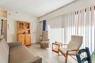 <p><span>Knus ingerichte leefruimte met grote ramen, balkon en enorm veel lichtinval. </span></p><p><span>Het gezellig salon is voorzien van een kwalitatief zetelbed en 2 relaxen.</span></p><p><span>De leefruimte typeert zich verder door lichte en natuurlijke tinten. </span></p><p><span>Afzonderlijke keuken met verschillende mogelijkheden. </span></p><p><span>Er is een volwaardige slaapkamer die is voorzien van ingemaakte kasten. </span></p><p><span>Badkamer met ligbad, douche in het bad, lavabo en toilet. </span></p><p><span>Het appartement is gelegen op de achterzijde van het gebouw. </span></p><p><span>In het gebouw zijn recentelijk het dak, de inkom, de liften en de waterleidingen vernieuwd. </span></p><p><span>De residentie Malibu Beach is rolstoeltoegankelijk en beschikt over een fietsenstalling en huisvuillokaal.</span></p>