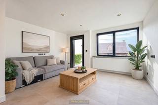 <strong>STIJLVOL GERENOVEERDE WONING</strong> met <strong>BIJGEBOUW EN ZONNIGE TUIN</strong> vormt de ideale mix van comfort, ruimte en ligging. Deze <strong>INSTAPKLARE WONING, </strong>met <strong>GUNSTIG EPC</strong>, werd <strong>RECENT VERNIEUWD MET OOG VOOR LICHT, WARMTE EN HEDENDAAGS WOONCOMFORT</strong>. De <strong>LICHTRIJKE</strong> leefruimte met open keuken sluit naadloos aan op het <strong>VERNIEUWDE TERRAS</strong> en de onderhoudsvriendelijke tuin, waar het <strong>BIJGEBOUW EXTRA MOGELIJKHEDEN BIEDT ALS HOBBYRUIMTE, BUREAU OF ATELIER</strong>. Binnen zorgen <strong>DRIE RUIME SLAAPKAMERS</strong>, waarvan 1 momenteel ingericht als <strong>DRESSING </strong>en een moderne badkamer voor een doordachte indeling. De zolderverdieping biedt bovendien <strong>POTENTIEEL VOOR TWEE EXTRA KAMERS</strong>, ideaal voor een <strong>GROEIEND GEZIN OF WIE THUIS WERKT</strong>. Gelegen in een <strong>RUSTIGE STRAAT</strong> op fietsafstand van het bruisende centrum van Zottegem, met winkels, scholen, openbaar vervoer en station vlakbij én <strong>SNELLE TOEGANG TOT DE NATUUR VAN DE VLAAMSE ARDENNEN.</strong><br /><br />Adres: Marebeekstraat 36 te Zottegem<br /><br />P-score: B, G-score: B