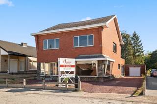 Op zoek naar een woning met ruimte, potentieel en de mogelijkheid om volledig naar eigen smaak te renoveren? Deze vrijstaande woning, gelegen in een rustige straat in Begijnendijk, biedt een stevige en degelijke basis voor wie op zoek is naar een renovatieproject met tal van mogelijkheden.<br /><br />De woning beschikt over een solide structuur en een praktische indeling.<br />Op het gelijkvloers komt u binnen in een ruime inkomhal die toegang biedt tot de verschillende leefruimtes. De grote woonkamer geniet dankzij de royale raampartijen van een aangename lichtinval. Verder bevinden zich op deze verdieping een keuken, een gastentoilet en drie bijkomende kamers. Deze ruimtes kunnen, afhankelijk van uw behoeften, perfect worden ingericht als bureau, hobbyruimte, speelkamer, slaapkamer of extra leefruimte.<br /><br />Op de eerste verdieping bevinden zich vier ruime slaapkamers en de badkamer. Dankzij het grote aantal kamers biedt de woning heel wat mogelijkheden voor gezinnen of wie nood heeft aan extra werk- of hobbyruimtes.<br />Verder beschikt de woning over een kleine bergzolder en een compacte kelder, ideaal als extra opslagruimte.<br /><br />Ook buiten is er ruimte voorzien. Zowel de voortuin als de achtertuin zijn grotendeels verhard, waardoor ze weinig onderhoud vergen. Achteraan bevindt zich bovendien een garage, wat zorgt voor extra parkeermogelijkheid en bergruimte.<br /><br /><strong>Renovatieplicht</strong><br />Met een EPC-label F valt de woning onder de geldende renovatieplicht. Dit biedt tegelijk de mogelijkheid om de woning grondig te moderniseren en volledig af te stemmen op uw eigen wensen en woonbehoeften. Dankzij de stevige structuur en de ruime indeling vormt dit pand een interessante basis voor een renovatieproject.<br /><br />Een woning met veel ruimte, een solide structuur en bijzonder veel potentieel, gelegen in een rustige en aangename omgeving in Begijnendijk.<br /><br />Bekijk nu reeds de foto's op onze website www.dplusvastgoed.be<br />Voor meer informatie of voor een bezoek contacteer ons via GSM 0475 59 90 00 of stuur een e-mail naar yves@dplusvastgoed.be