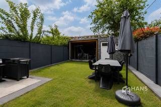 <p><span>Instapklaar en energiezuinig appartement (103 m²) met tuin, zonnepanelen en EPC B in Deurne</span></p><p><span>Instapklaar, energiezuinig en afgewerkt met oog voor comfort: dit volledig gerenoveerde gelijkvloerse appartement combineert hedendaags wooncomfort met een uitzonderlijke buitenruimte. Dankzij de gunstige EPC-score B, de aanwezigheid van zonnepanelen, een thuisbatterij, een ventilatiesysteem en conforme elektriciteit geniet je hier van een toekomstgericht appartement met een laag energieverbruik.</span></p><p><span>De ligging vormt een extra troef. Je woont in een rustige woonwijk met het prachtige Rivierenhof op wandelafstand, ideaal voor sport, ontspanning en recreatie. Daarnaast geniet je van een uitstekende bereikbaarheid dankzij het openbaar vervoer, verschillende velo-stations en een vlotte verbinding naar de belangrijkste invalswegen.</span></p><p><span>Het appartement maakt deel uit van een kleinschalig gebouw van slechts twee verdiepingen, waarvan het dak conform geïsoleerd is. De vaste kosten bedragen €100/maand en omvatten de blokpolis, het waterverbruik, het reservefonds en het onderhoud en de elektriciteit van de gemene delen. Verwarmen gebeurt individueel op aardgas.</span></p><p><span>In 2023 werd het appartement volledig gerenoveerd en sindsdien verkeert het in uitstekende staat. Via de inkomhal bereik je de lichtrijke leefruimte met open, volledig uitgeruste keuken, samen goed voor circa 33 m². De keuken beschikt over een kookplaat, dampkap, spoelbak, ingebouwde oven, microgolfoven, vaatwasser en koelkast.</span></p><p><span>Verder omvat het appartement een moderne badkamer met inloopdouche, lavabomeubel en handdoekdroger, een polyvalente kamer van 9 m² die perfect dienst kan doen als bureau, dressing of derde slaapkamer en nog twee volwaardige slaapkamers van 8 m² en 15 m². Vanuit de kleinste slaapkamer heb je toegang tot de ruime veranda van 16 m².</span></p><p><span>De absolute blikvanger is zonder twijfel de zonnige, zuidgerichte tuin van maar liefst 100 m² met praktisch tuinhuis. Een zeldzame buitenruimte waar je in alle rust kunt genieten van lange zomerdagen.</span></p><p><span>Tot slot beschikt het appartement nog over twee privatieve kelderbergingen.</span></p><p><span>Ben je op zoek naar een instapklaar en energiezuinig appartement met een uitzonderlijk grote tuin op een rustige, maar vlot bereikbare locatie? Dan is dit zonder twijfel een buitenkans. Bewoonbare opp. 103 m² – ref.: bruto vloeropp. Voor meer info of een gratis schatting surf naar </span><span><span>www.hansimmo.be</span></span><span>.</span></p><p><span> </span></p>