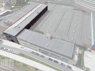 Op een volledig bebouwd terrein van +/- 1.300 m² bevindt zich dit veelzijdige bedrijfscomplex met een totale oppervlakte van +/ 3.300 m². De oppervlakte is verdeeld over gelijksvloer van 1.300 m² en 2 verdiepingen van telkens +/- 1.000 m², opgetrokken in een degelijke betonconstructie. De eerste en tweede verdieping zijn bereikbaar met een ruime goederenlift en trap. Elke verdieping is voorzien van sanitair, verwarming via warmeluchtblazers op gas. De rolbrug op de derde verdieping is uniek en verhoogt de functionaliteit van het gebouw. <br /><br />Dankzij de combinatie van ruime opslagcapaciteit, functionele werkplaatsen en een solide constructie is dit bedrijfscomplex uitermate geschikt voor productie, opslag, logistieke activiteiten of andere industriële toepassingen.<br /><br />De ligging aan de Guido Gezellelaan in Roeselare vormt een extra troef. Op korte afstand van het stadscentrum en het station geniet u van een uitstekende bereikbaarheid dankzij de directe aansluiting op de R32 en de N32, met vlotte verbindingen naar de omliggende gemeenten. Ook de op- en afritten van de E403 bevinden zich vlakbij, waardoor zowel Brugge als Kortrijk snel bereikbaar zijn.<br /><br />Contacteer PANORAMA B2B voor inlichtingen, plannen of een vrijblijvend plaatsbezoek via 0476 215 115.