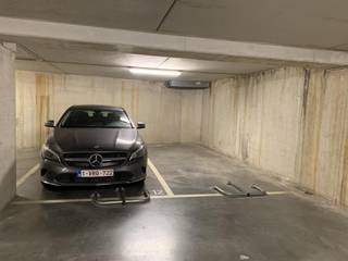 Deze ondergrondse autostaanplaats (P20) ligt op verdiep -2 en is onmiddellijk vrij. De huurprijs kan als beroepskost worden afgetrokken...