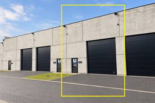 <br /><strong>Gelegen in het nieuwe KMO Park Decomey – Aalterpoort, rechtover BMW De Mey,</strong><br /><strong>Nieuwe bedrijfsunit met een bruto-oppervlakte van 187m² geschikt als atelier- of opslagruimte.</strong><br /><br />Uitstekende bereikbaarheid met directe aansluiting op de N44 richting Aalter E40 en de E34 Antwerpen-Knokke.<br />Deze unit is uitgerust met diverse extra’s.<br />Specificaties :<br />lengte 23,40m x breedte ca.8m<br />vrije hoogte ca. 6m50<br />vloer polibeton<br />lichtkoepels<br />sectionale poort<br />afzonderlijke toegangsdeur<br />meerdere extra stopcontacten verdeeld over de loods<br />drijfkracht voorzien<br />1 parkeerplaats vóór de unit<br /><br /> <br />Beschikbaarheid : bij akte