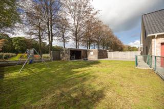 <p>Grote gezinswoning met 5 ruime slaapkamers en onderhoudsvriendelijke tuin in een kindvriendelijke woonwijk! De praktisch ingedeelde woning met veel bergruimte werd in 1996 kwalitatief gebouwd en bestaat uit o.a. een lichtrijke leefruimte met veranda, een geïnstalleerde keuken met eetgedeelte, een handige wasplaats, twee inpandige garages, een gelijkvloerse slaapkamer, een gelijkvloerse badkamer, vier slaapkamers op de verdieping en een omheinde tuin met groot bijgebouw! EPC B</p>