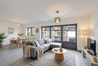 Dit instapklaar, recent appartement is gelegen op top ligging en biedt alle stadsfaciliteiten binnen handbereik, zoals winkels, scholen...