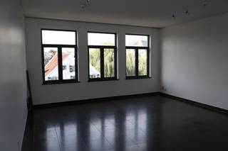 <p>Dit appartement is gelegen in hartje Lier ( 2 minuutjes wandelen van de Grote Markt) bevindt zich op de 3de verdieping. Dit appartement, dat wordt gekenmerkt door een doordachte indeling, biedt een aangename leefruimte waar via een doorgeefluik we in de keuken kunnen kijken, een ruime slaapkamer met parketvloer is aan de achterzijde gelegen wat ervoor zorgt dit een zeer rustige ruimte is met aansluitend de badkamer Waar er de mogelijkheid is om een wasmachine en droogkast te plaatsen. De aanwezigheid van een apart toilet maakt het geheel compleet en verhoogt het wooncomfort. Ook de vloerverwarming geeft een meerwaarde aan dit comfort.</p>
<p>De locatie in Lier is ongetwijfeld een van de sterkste troeven van dit pand. U bevindt zich dicht bij het bruisende stadsleven en het rustige Begijnhof, met alle benodigde voorzieningen binnen handbereik. Dit appartement straalt echt rust uit en heeft een enorm mooie uitzicht. Of u nu houdt van winkelen, dineren of genieten van een rustige wandeling langs de stadwandelingen, deze locatie heeft het allemaal. Dit appartement is niet alleen een plek om te wonen, maar ook een uitnodiging om het beste van de stad te ervaren. We nodigen u van harte uit om deze kans te ontdekken en de charme van Lier zelf te komen ervaren.<br /><br />Voor meer informatie en/of het maken van een afspraak: patrik@ampvastgoed.be en/of 0465/00.40.45</p>